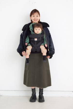 【おしゃれママ＆パパの抱っこ紐コーデ 6選】寒さ対策もおしゃれも実現するスタイルに注目！ | HugMug - 親子で楽しむファッションやライフスタイル情報を届けるママメディア