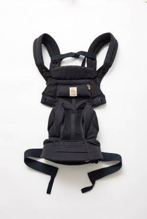 【おしゃれママ＆パパの抱っこ紐コーデ 6選】寒さ対策もおしゃれも実現するスタイルに注目！ | HugMug - 親子で楽しむファッションやライフスタイル情報を届けるママメディア