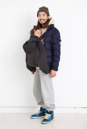 【おしゃれママ＆パパの抱っこ紐コーデ 6選】寒さ対策もおしゃれも実現するスタイルに注目！ | HugMug - 親子で楽しむファッションやライフスタイル情報を届けるママメディア