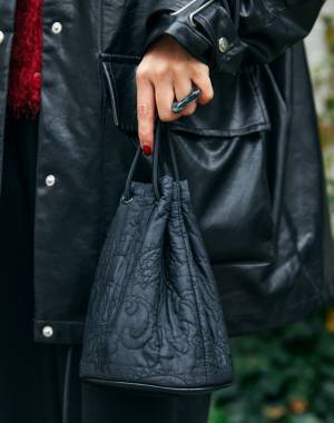 推しは『ユニクロ』のパンツ♡ レザージャケットと合わせてクールに！ | HugMug