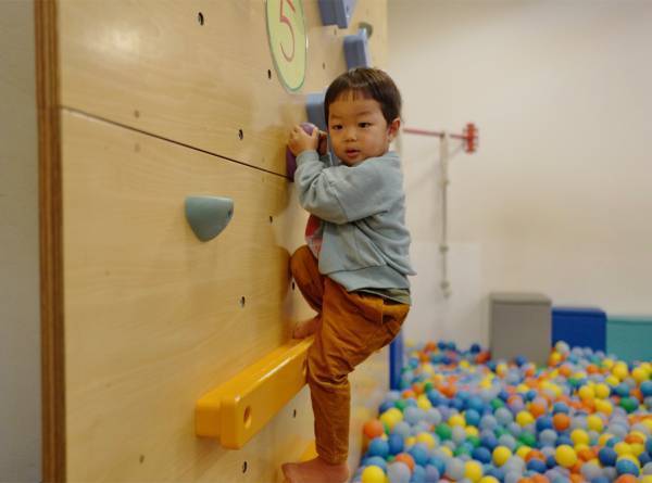 「夢のような室内・外施設『プレイヴィル（Playville）』体験レポート！」武智志穂の沖縄でのんびり双子育児 Vol.29 | HugMug