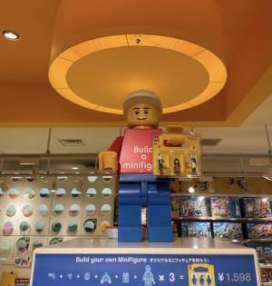 レゴストアで、【世界でひとつだけのミニフィギュア作り】に挑戦！ | HugMug