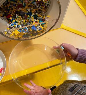 レゴストアで、【世界でひとつだけのミニフィギュア作り】に挑戦！ | HugMug