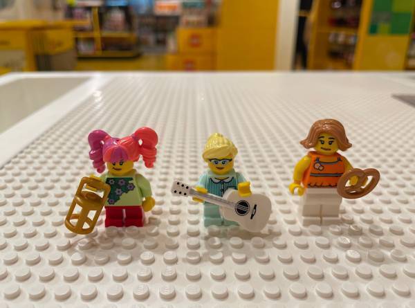 レゴストアで、【世界でひとつだけのミニフィギュア作り】に挑戦！ | HugMug