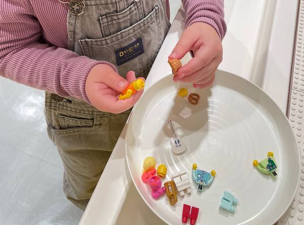 レゴストアで、【世界でひとつだけのミニフィギュア作り】に挑戦！ | HugMug