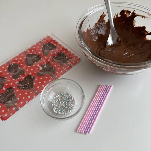 もうすぐバレンタイン♡100均のアイテムで親子で楽しくチョコ作り！ | HugMug