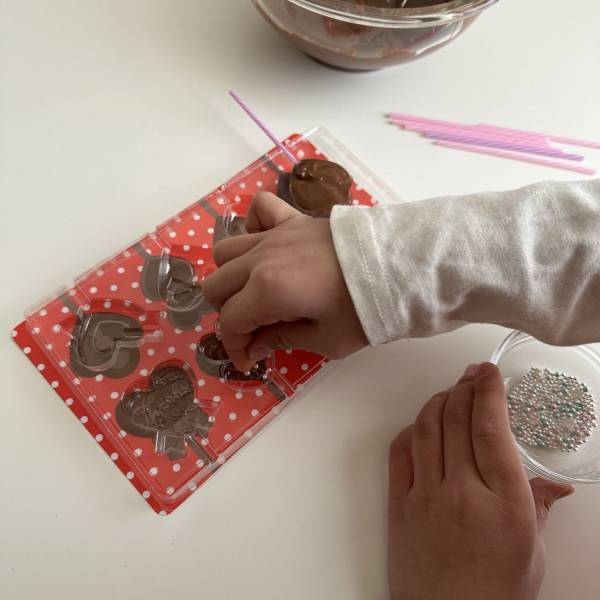 もうすぐバレンタイン♡100均のアイテムで親子で楽しくチョコ作り！ | HugMug