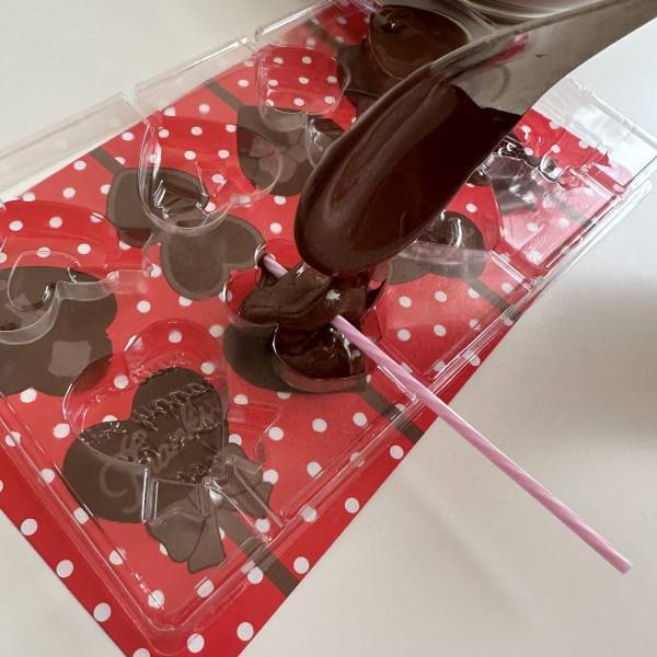 もうすぐバレンタイン♡100均のアイテムで親子で楽しくチョコ作り！ | HugMug