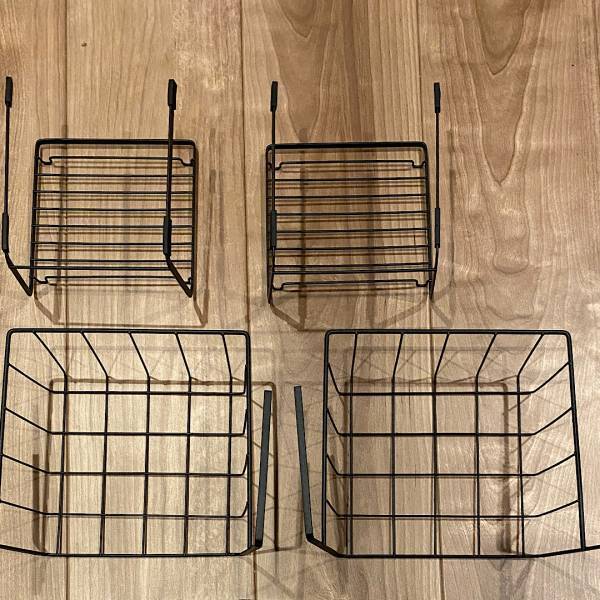 【100均アイテム】これでスッキリ！テーブル下収納アイデア | HugMug