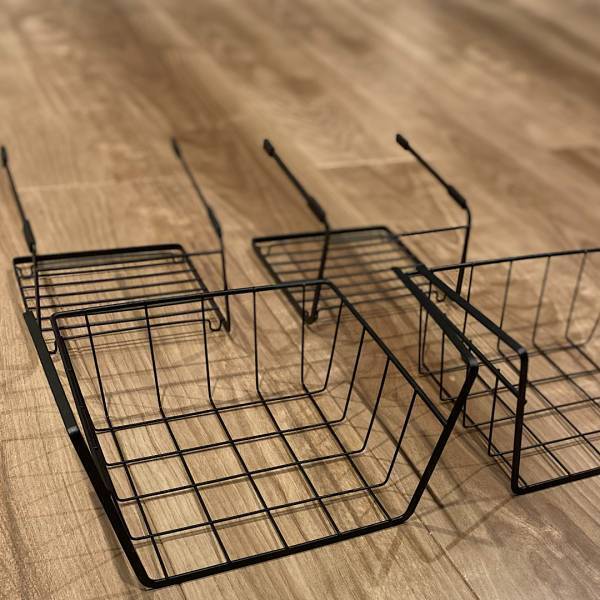 【100均アイテム】これでスッキリ！テーブル下収納アイデア | HugMug