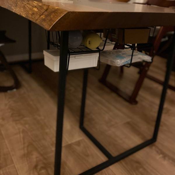 【100均アイテム】これでスッキリ！テーブル下収納アイデア | HugMug