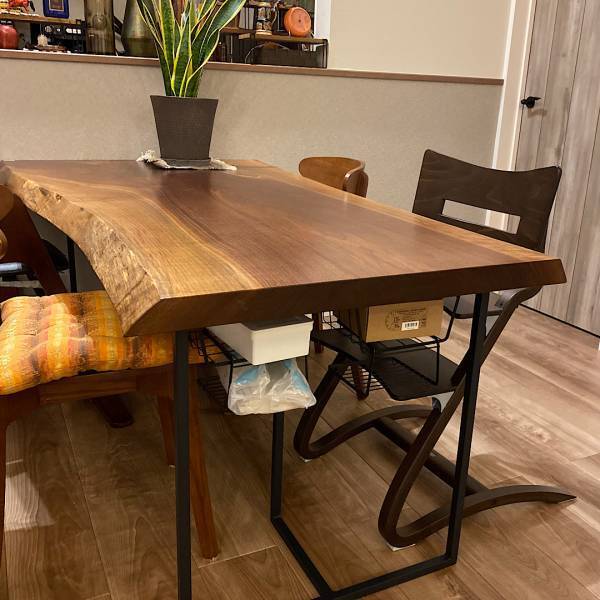 【100均アイテム】これでスッキリ！テーブル下収納アイデア | HugMug