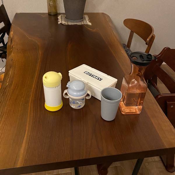 【100均アイテム】これでスッキリ！テーブル下収納アイデア | HugMug