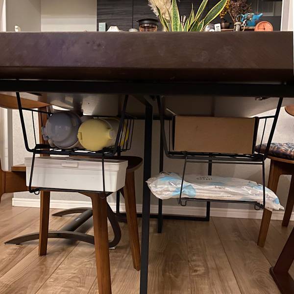 【100均アイテム】これでスッキリ！テーブル下収納アイデア | HugMug