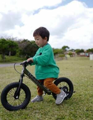 「お気に入りの公園でキックバイク『スパーキー』の練習」武智志穂の沖縄でのんびり双子育児 Vol.30 | HugMug