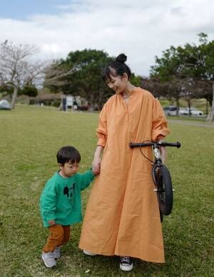 「お気に入りの公園でキックバイク『スパーキー』の練習」武智志穂の沖縄でのんびり双子育児 Vol.30 | HugMug