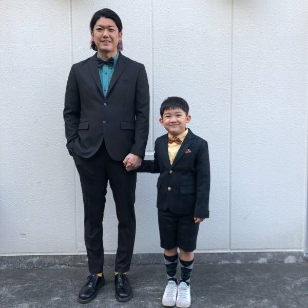【卒入園・卒入学】パパと息子のセレモニースタイル。ポイントはシャツとネクタイのカラー！ | HugMug