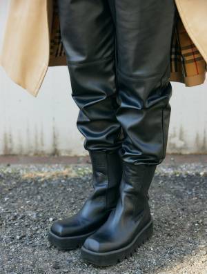 『ZARA』のレザーパンツがめっちゃ使える！トレンチコートを辛口に着こなし♡ | HugMug