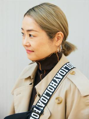 『ZARA』のレザーパンツがめっちゃ使える！トレンチコートを辛口に着こなし♡ | HugMug