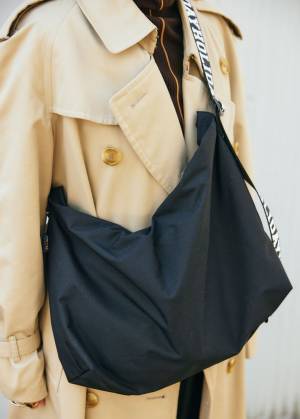 『ZARA』のレザーパンツがめっちゃ使える！トレンチコートを辛口に着こなし♡ | HugMug