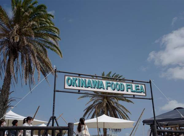 「食のフェス【OKINAWA FOOD FLEA】」武智志穂の沖縄でのんびり双子育児 Vol.31 | HugMug