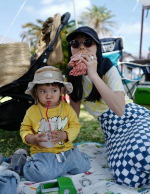 「食のフェス【OKINAWA FOOD FLEA】」武智志穂の沖縄でのんびり双子育児 Vol.31 | HugMug