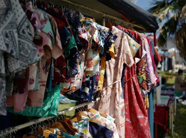 「食のフェス【OKINAWA FOOD FLEA】」武智志穂の沖縄でのんびり双子育児 Vol.31 | HugMug