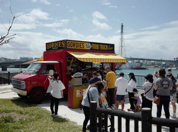 「食のフェス【OKINAWA FOOD FLEA】」武智志穂の沖縄でのんびり双子育児 Vol.31 | HugMug