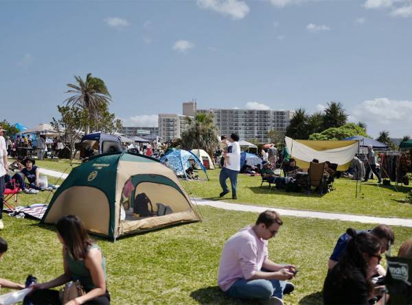 「食のフェス【OKINAWA FOOD FLEA】」武智志穂の沖縄でのんびり双子育児 Vol.31 | HugMug