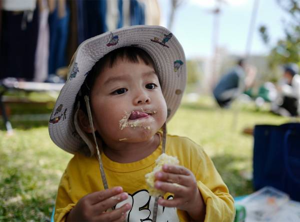 「食のフェス【OKINAWA FOOD FLEA】」武智志穂の沖縄でのんびり双子育児 Vol.31 | HugMug