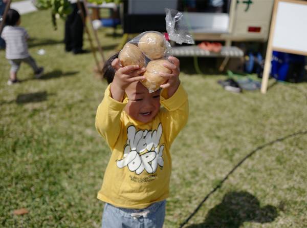 「食のフェス【OKINAWA FOOD FLEA】」武智志穂の沖縄でのんびり双子育児 Vol.31 | HugMug