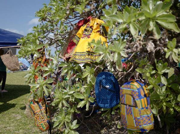 「食のフェス【OKINAWA FOOD FLEA】」武智志穂の沖縄でのんびり双子育児 Vol.31 | HugMug