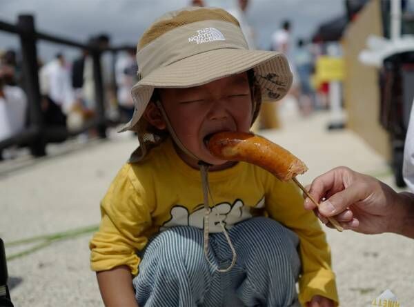「食のフェス【OKINAWA FOOD FLEA】」武智志穂の沖縄でのんびり双子育児 Vol.31 | HugMug