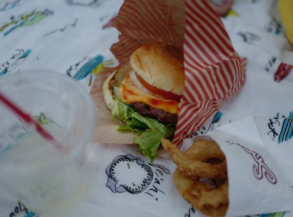 「食のフェス【OKINAWA FOOD FLEA】」武智志穂の沖縄でのんびり双子育児 Vol.31 | HugMug