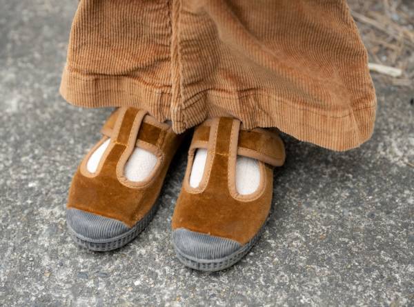 スウェットトップスはこう着る！きれいめキャミを重ねて上品カジュアルに | HugMug