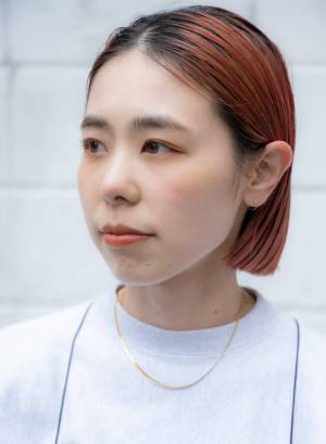 スウェットトップスはこう着る！きれいめキャミを重ねて上品カジュアルに | HugMug