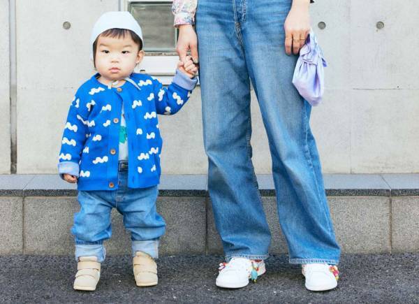 『ザラキッズ』のデニムボトムスは絶対買い！デニム×スニーカーで動ける親子コーデ♪ | HugMug