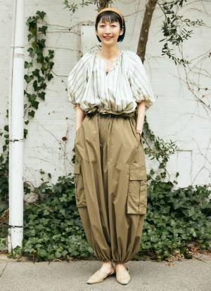 レディなブラウスで春気分♡ パラシュートパンツ合わせが今っぽい！ | HugMug