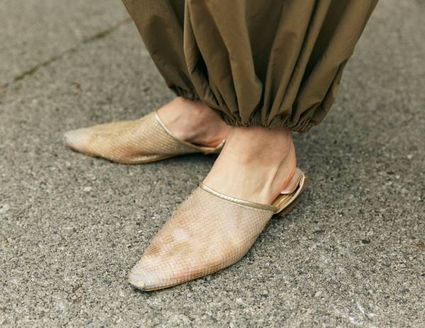 レディなブラウスで春気分♡ パラシュートパンツ合わせが今っぽい！ | HugMug