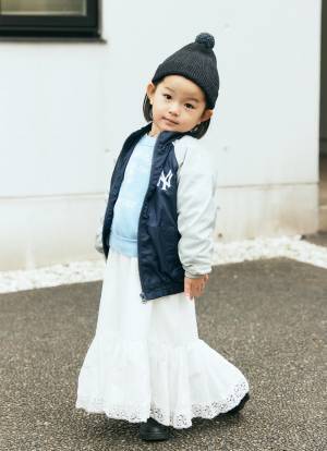 おしゃれファミリーの古着MIXコーデ！モノトーン×ブルーで即統一感アップ♡ | HugMug