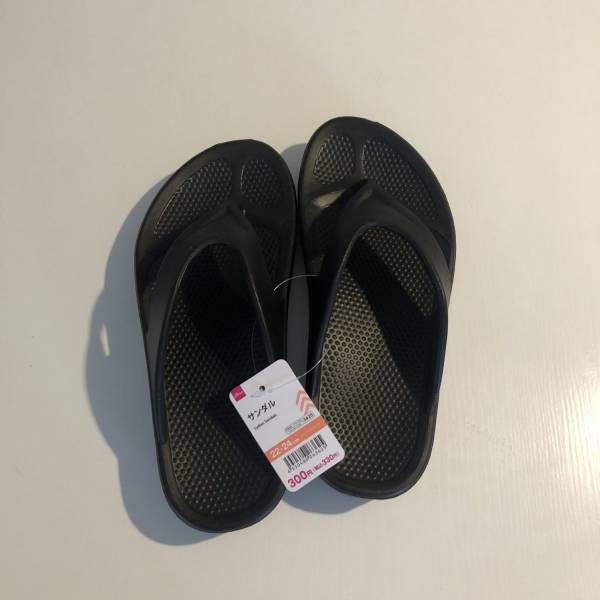 【ダイソー購入品】OOFOSリカバリーサンダル激似！お値段なんと300円！ | HugMug