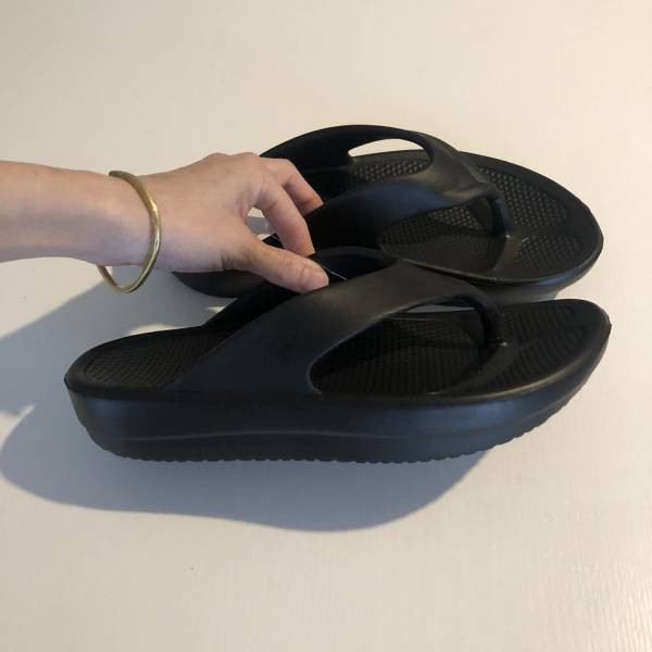 【ダイソー購入品】OOFOSリカバリーサンダル激似！お値段なんと300円！ | HugMug