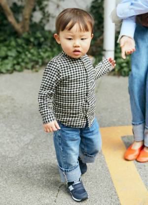 今すぐ真似したいファミリーリンクコーデ！シャツ×古着パンツでおしゃれ度爆上げ♪ | HugMug