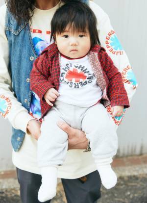 おしゃれ家族の“推し活”コーデ♪ 「レッチリ」グッズをクールに着こなし！ | HugMug