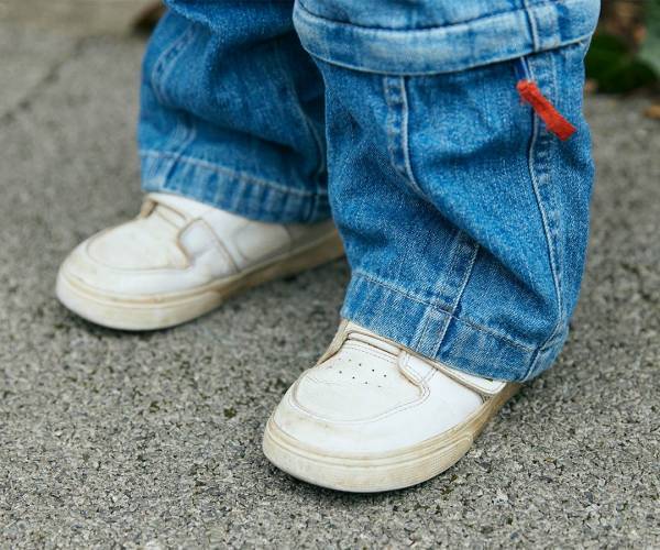 小さな彼氏とデート気分♡ デニム×スニーカーでリンクコーデに！ | HugMug