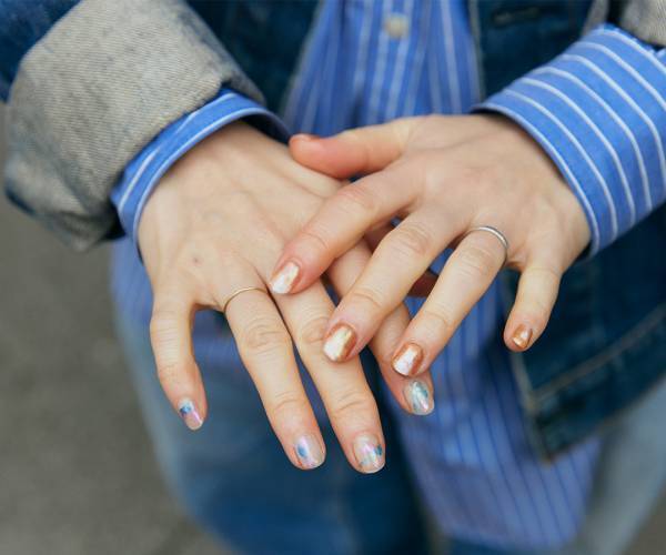 小さな彼氏とデート気分♡ デニム×スニーカーでリンクコーデに！ | HugMug