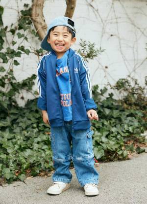 小さな彼氏とデート気分♡ デニム×スニーカーでリンクコーデに！ | HugMug