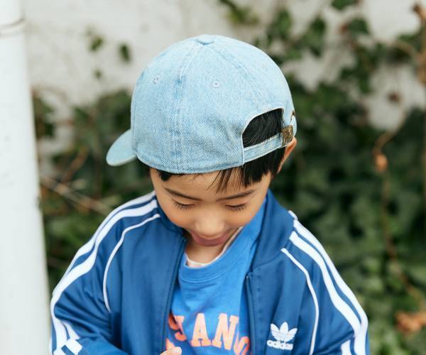 小さな彼氏とデート気分♡ デニム×スニーカーでリンクコーデに！ | HugMug