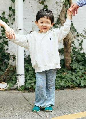 スニーカーコーデで公園へ！ブルーでリンクしたおしゃれファミリー♪ | HugMug