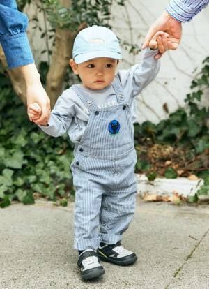 スニーカーコーデで公園へ！ブルーでリンクしたおしゃれファミリー♪ | HugMug